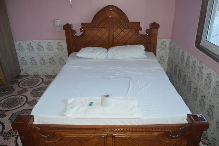 Room 10 of 32