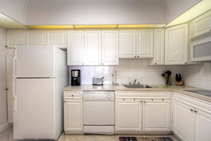 Ocean Reserve 1001- 5 Peoplesunny Isles Str-01052 in Sunny Isles Beach, FL