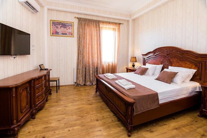 Room 8 of 68