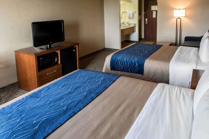 2 Queen Beds (2 of 7)