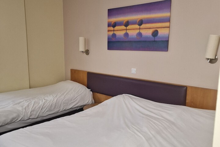 Room 27 of 83