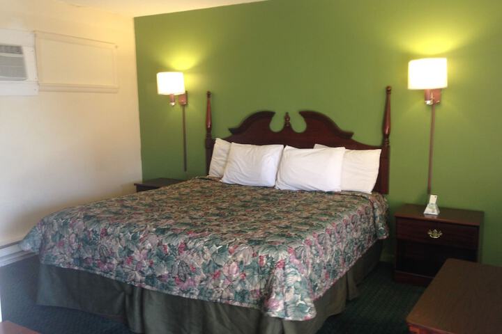 1 King Bed (5 of 19)