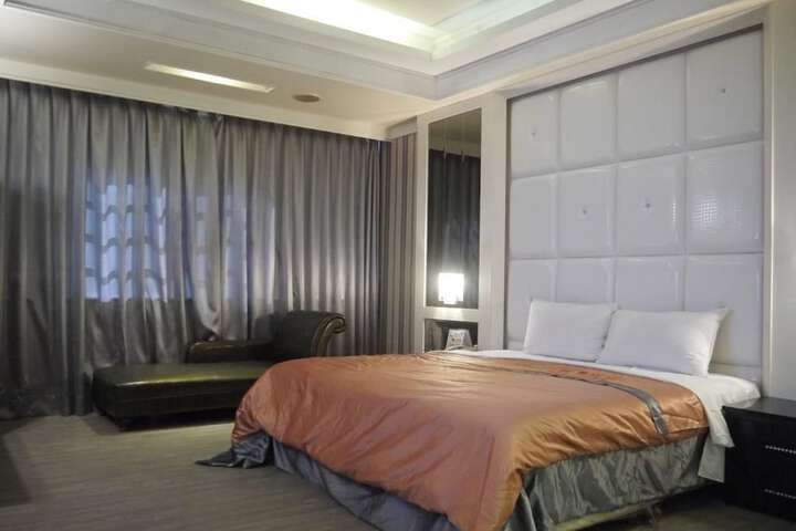 Room 8 of 32