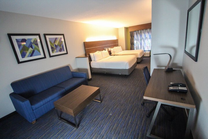 1 Queen Bed (2 of 10)