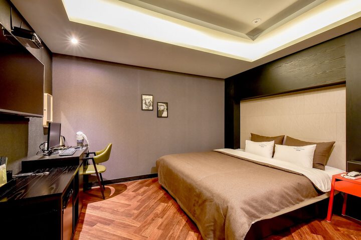 Room 16 of 84