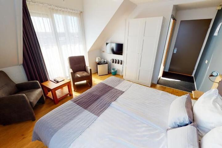Room 10 of 26