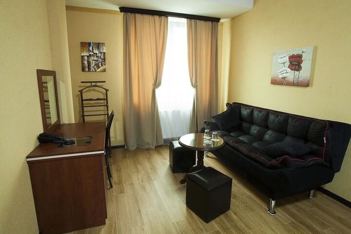 Room 10 of 33