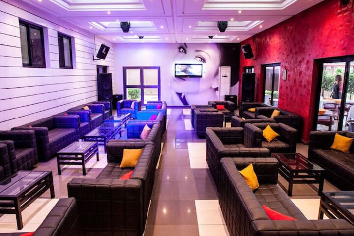 Lounge 21 of 27