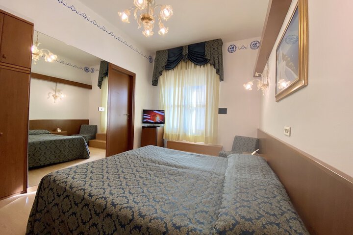 Room 11 of 38