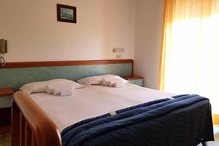 Room 5 of 65