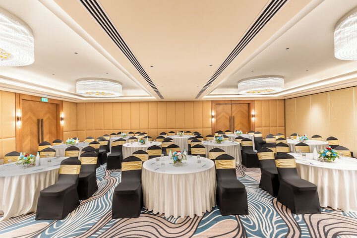 Ballroom/Hall 15 of 32