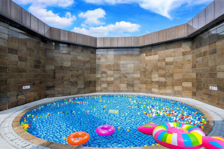 Pool 47 of 105