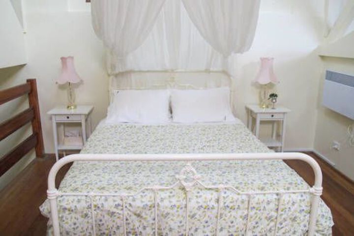 Room 2 of 10