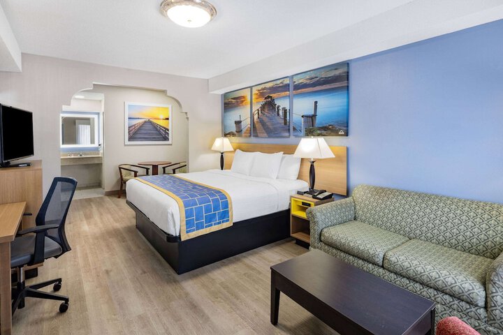 1 King Bed (4 of 22)