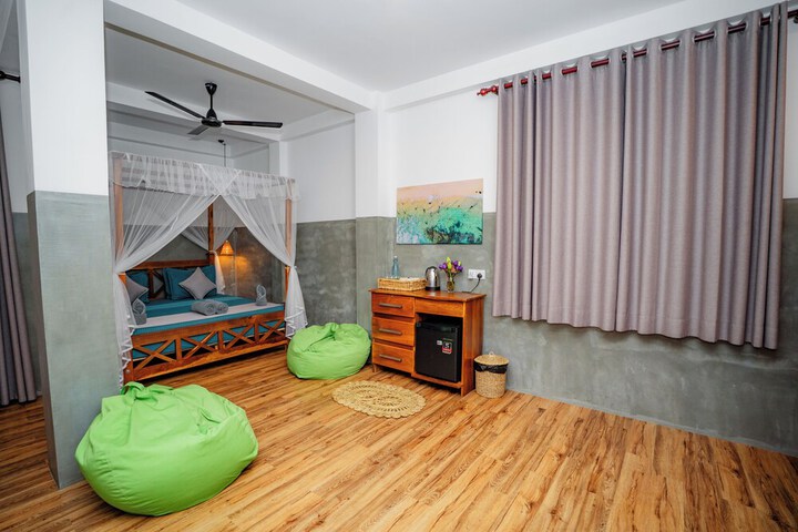 Room 33 of 97