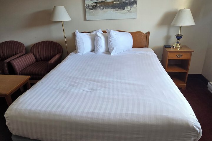 1 Queen Bed Exterior Accessible (30 of 39)