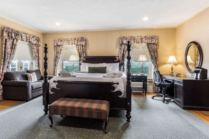 1 King Bed Accessible (32 of 37)