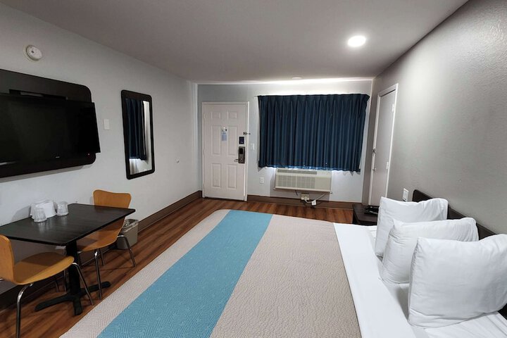 Room 11 of 36