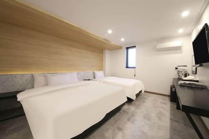 Room 32 of 53