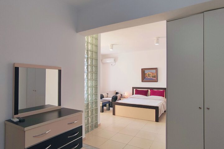 Room 52 of 177