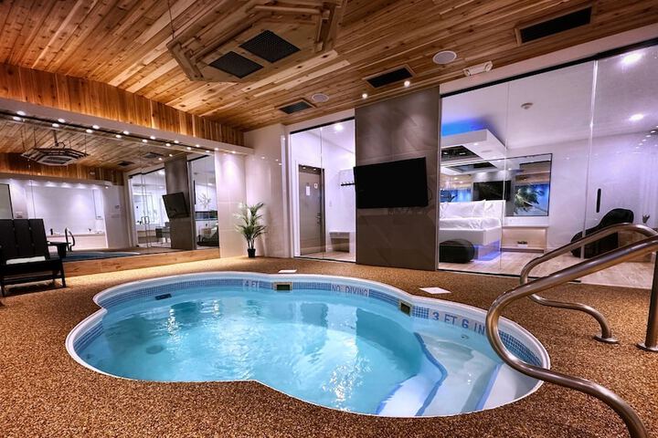 Hotel Pool