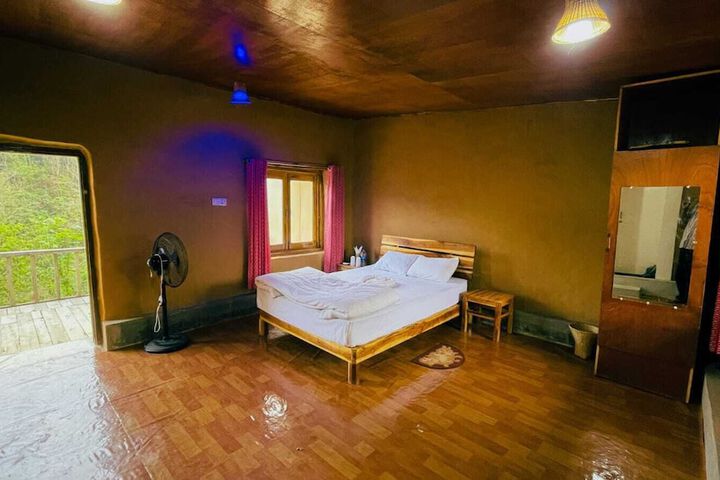 Room 2 of 100