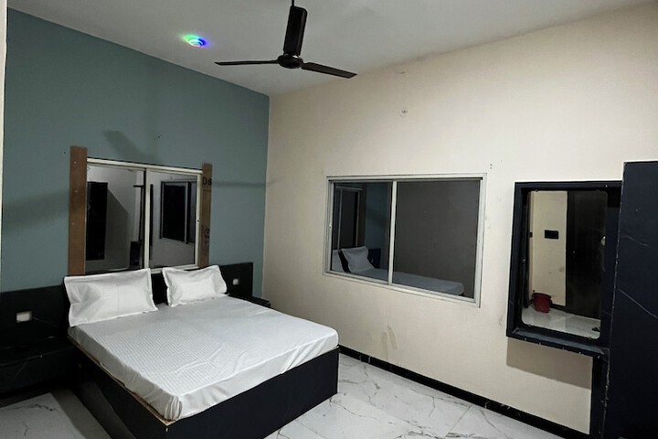 Room 6 of 8