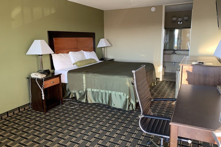 1 Queen Bed (12 of 15)