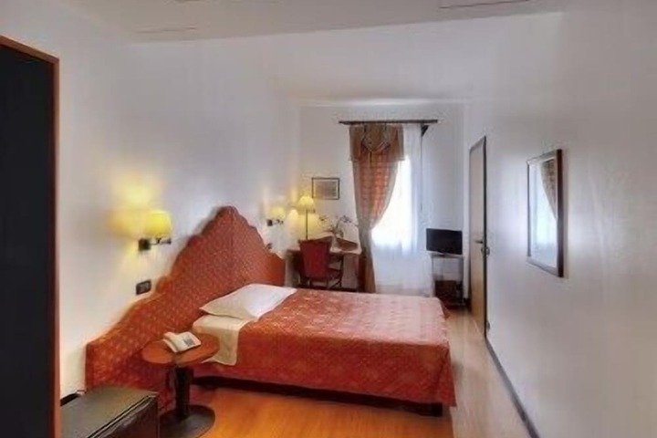 Room 6 of 14