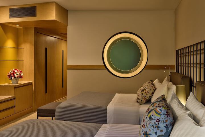 Room 6 of 90