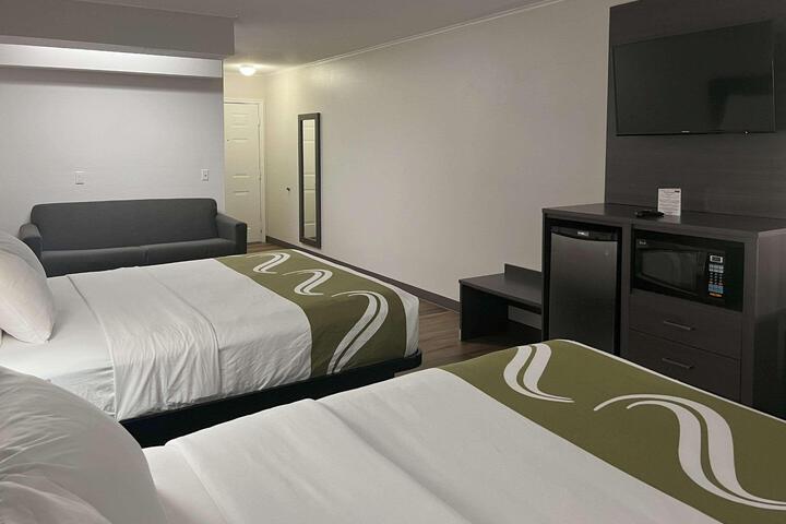 2 Queen Beds (10 of 16)