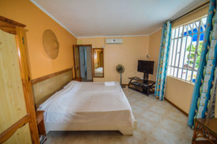 Room 4 of 9