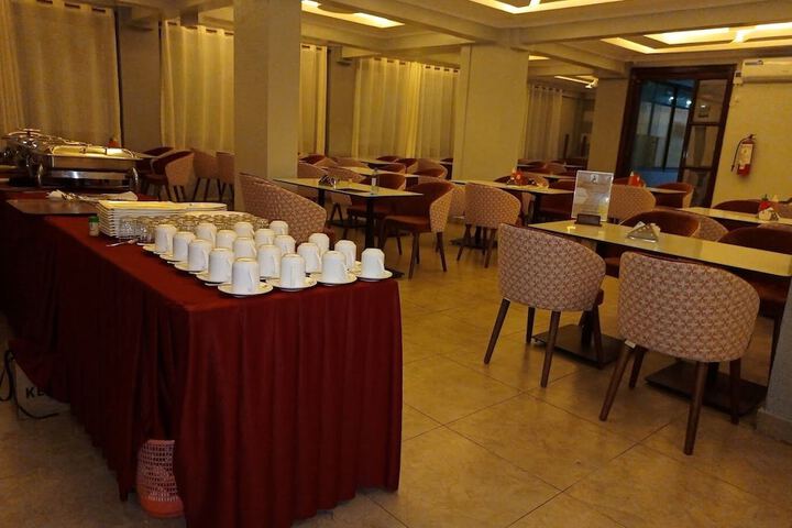 Dining 28 of 55