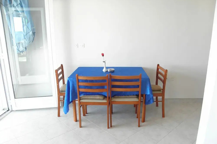 Room 4 of 9