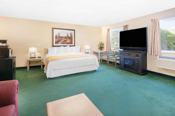 1 King Bed (2 of 12)