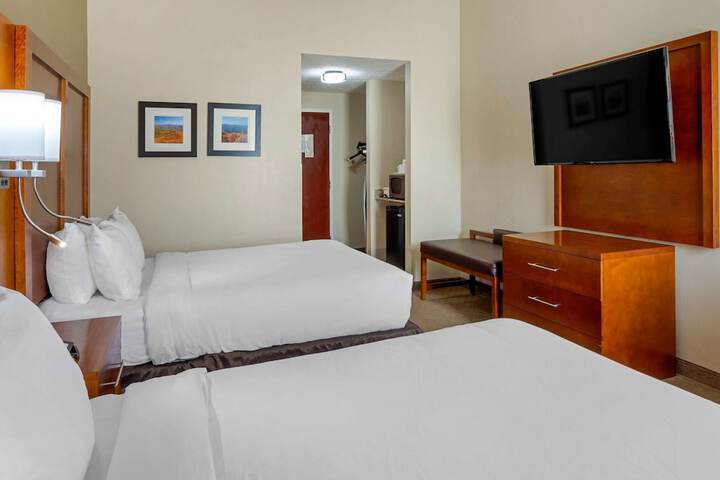 2 Queen Beds (1 of 11)