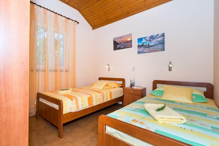 Room 4 of 19