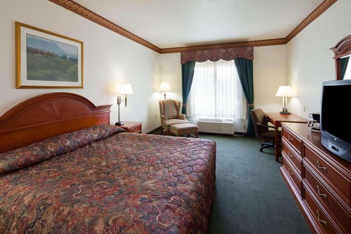 1 King Bed (4 of 12)