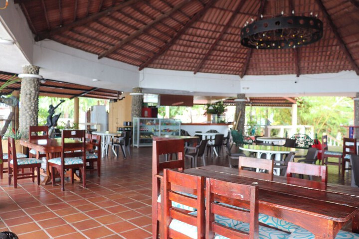Dining 14 of 19
