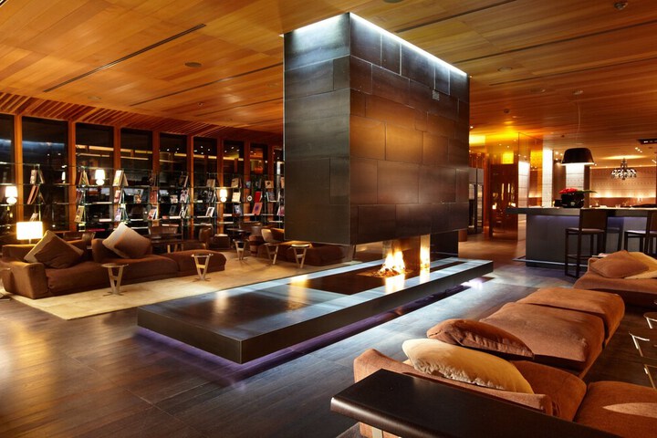 Lounge 118 of 136