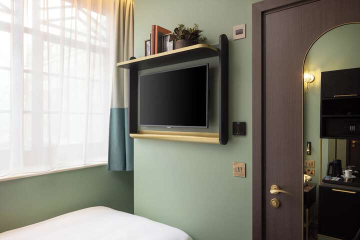 Room 11 of 46