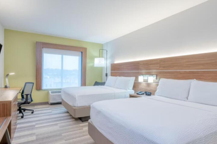 2 Queen Beds (5 of 14)