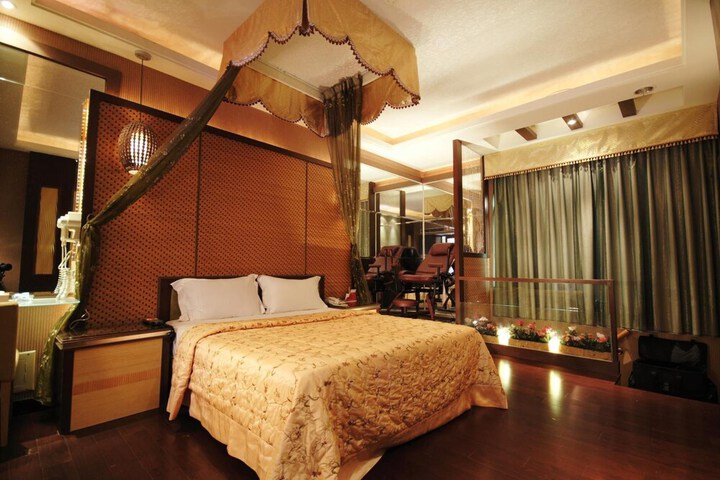 Room 15 of 33