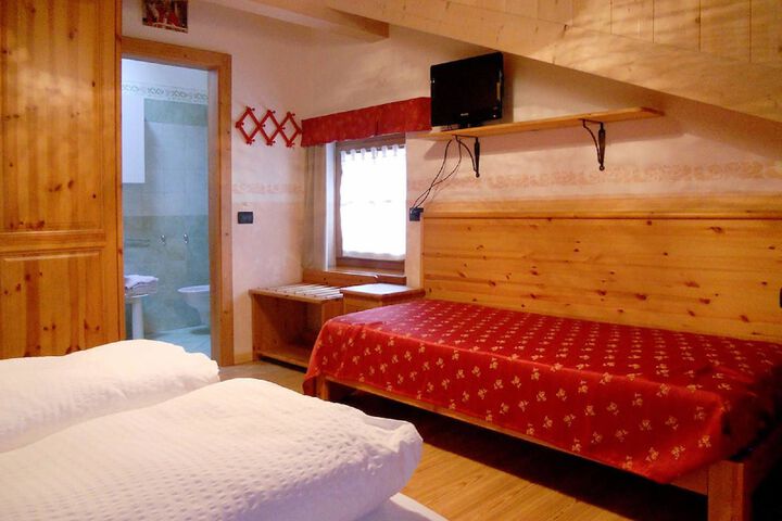 Room 14 of 80