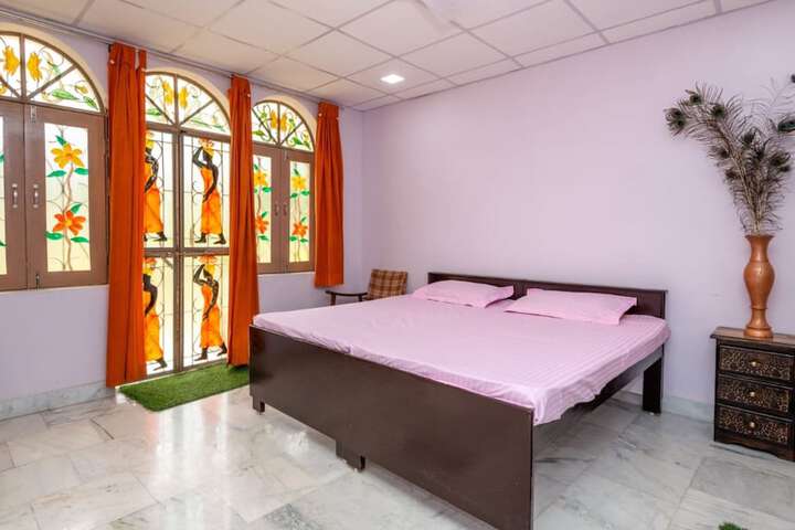 Room 6 of 13