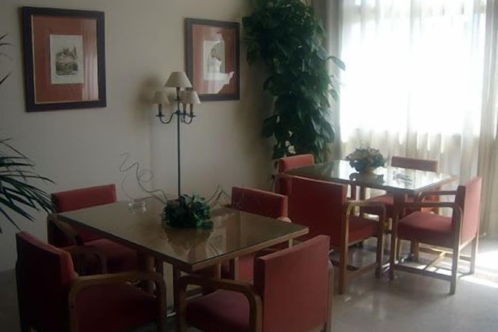 Lounge 34 of 42