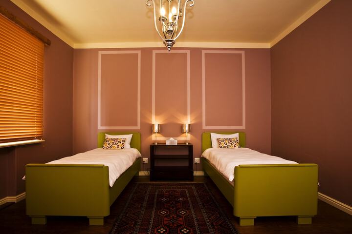 Room 4 of 99