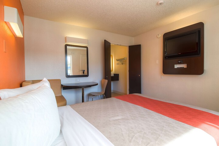 Standard Room, King or Two Doubles (10 of 18)