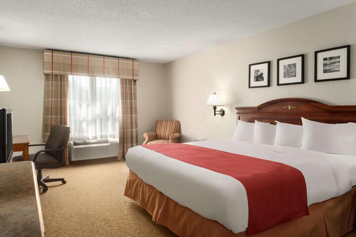 1 King Bed Accessible (4 of 10)