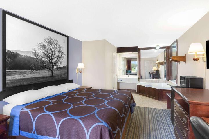 1 King Bed (3 of 10)